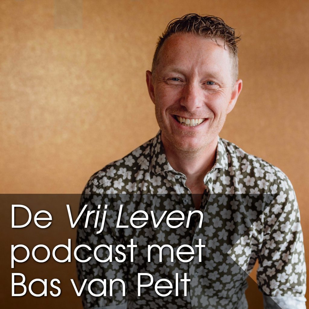 Bas van Pelt, de presentator van de Vrij Leven podcast