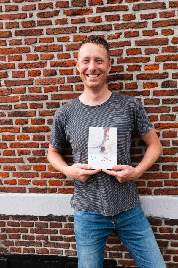 Man houdt het boek 'Vrij Leven' door Bas van Pelt vast