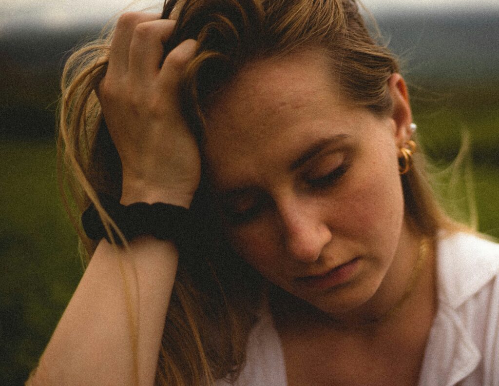 Vrouw is verdrietig om haar relatieproblemen
