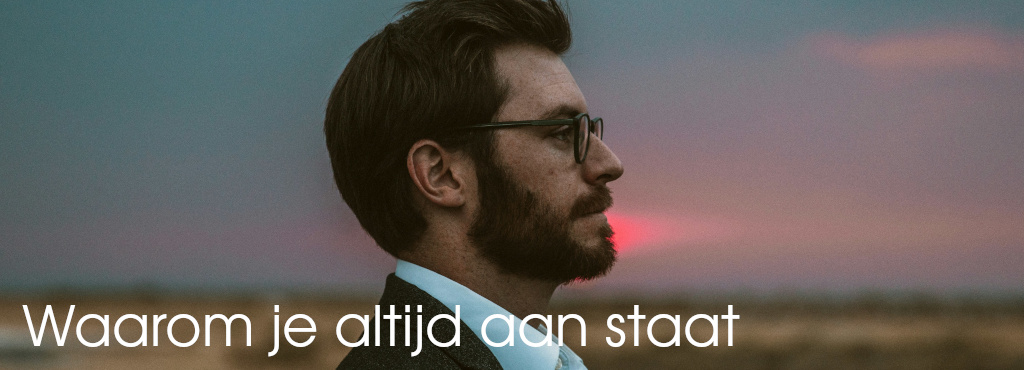 Man met stress die gespannen naar de toekomst kijkt